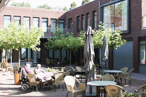 Le village Alzheimer Hogeweyk aux Pays-Bas – Exemple d’architecture domiciliaire et inclusive