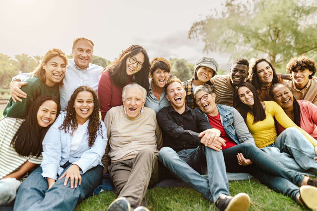 Personnes âgées et jeunes partageant un moment convivial – Exemple d’habitat intergénérationnel heureux et inclusif