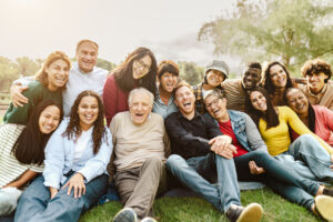 Personnes âgées et jeunes partageant un moment convivial – Exemple d’habitat intergénérationnel heureux et inclusif