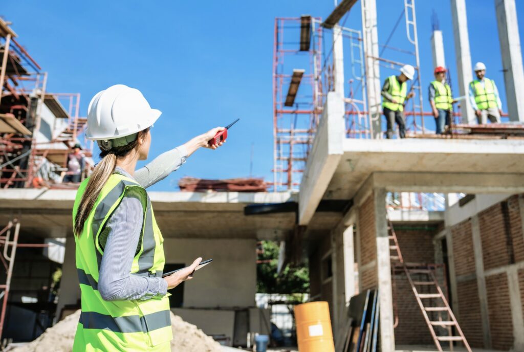 Une femme AMO sur un chantier de construction – Moringa Immobilier, expertise en pilotage de projet et accompagnement sur-mesure pour les collectivités, établissements médico-sociaux et promoteurs engagés