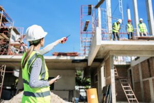 Une femme AMO sur un chantier de construction – Moringa Immobilier, expertise en pilotage de projet et accompagnement sur-mesure pour les collectivités, établissements médico-sociaux et promoteurs engagés