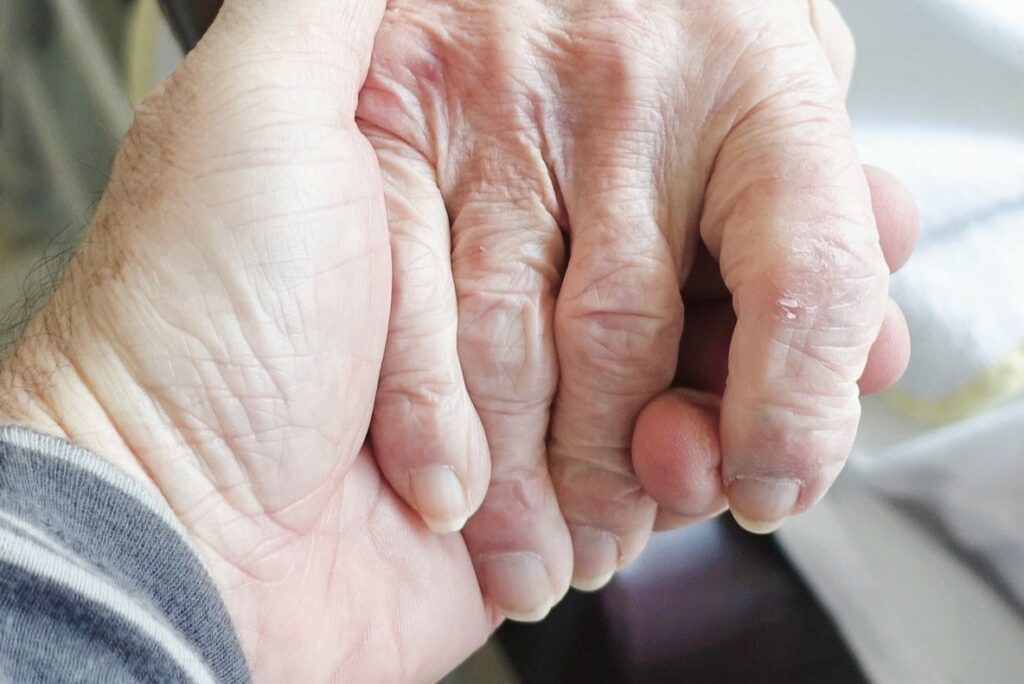 Dans un habitat partagé pour seniors, chaque main tendue rappelle qu’on peut vieillir autrement : en lien, en confiance, et chez soi.