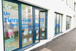 Le tiers-lieu “La Clé de Soi” à Décines, un espace ouvert géré par APF France Handicap, favorisant inclusion et vie sociale.