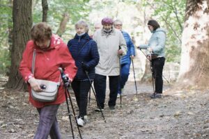 Des personnes âgées en activité physique en plein air, un exemple de solutions pour bien vieillir alliant santé, autonomie et convivialité